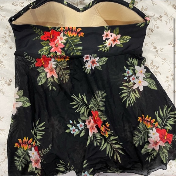 Target Kona Sol Flower bathing suit top - Picture 3 of 4